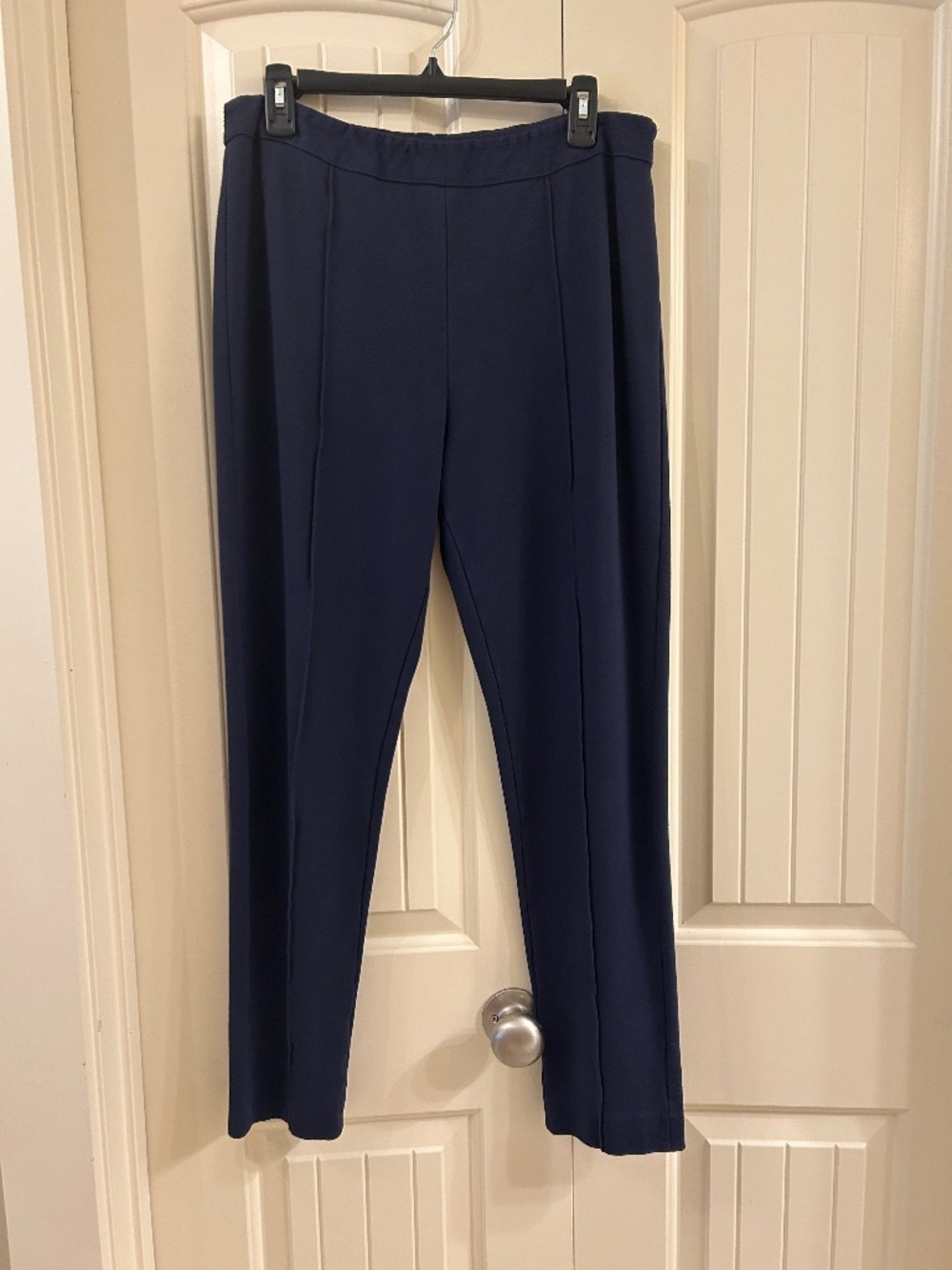 Soft Surroundings L Navy knit pull on pants with pin tuck front seam.